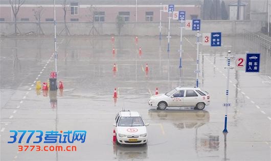 新驾考催生考场练车热 场地计时收费教练按人头捞钱