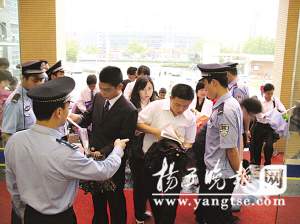 09江苏考生凭面试通知单进场 杨彦 摄 09江苏考生凭面试通知单进场 杨彦 摄
