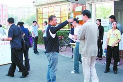 辽宁11.8万人赶考公务员 常识题"变脸"有新意