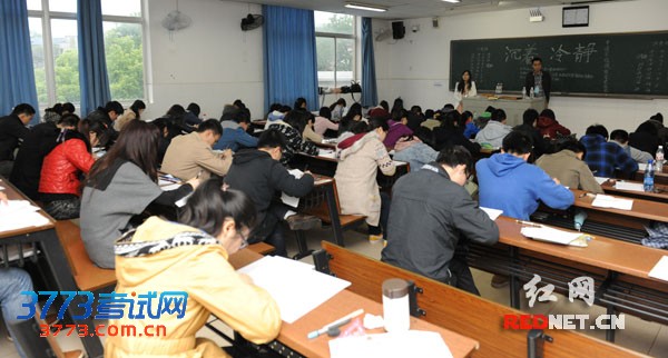 湖南省2013年选调生选拔笔试现场,考生正在作答