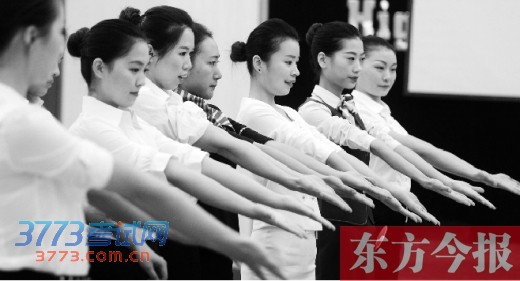 11月12日,郑州西亚斯学院。女孩儿们伸出手臂接受考官检查 11月12日,郑州西亚斯学院。女孩儿们伸出手臂接受考官检查