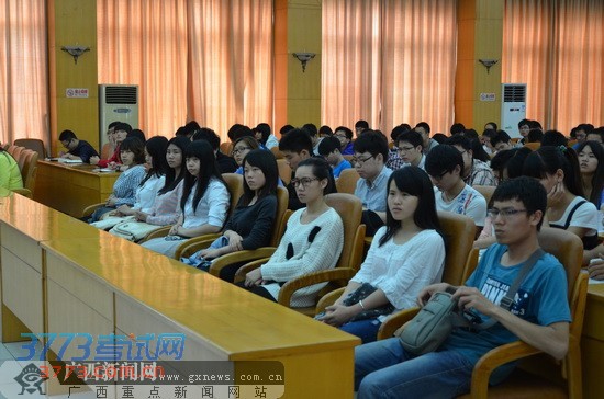 广西2014年拟面向全国选聘1500名大学生村官(图)