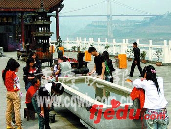 重庆高考生结队寺庙烧香求中榜(图)