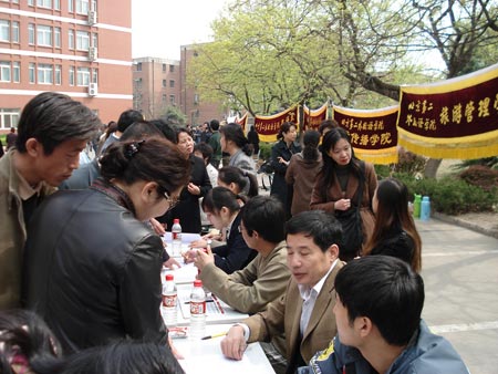 组图:北京第二外国语大学高招咨询日现场传真