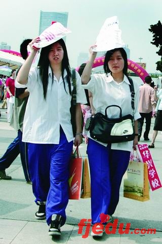 广东高招咨询会场面火爆3万人次考生家长参会
