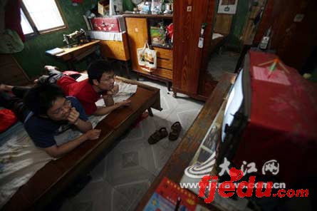 江西一对孪生兄弟07高考抓阄决定谁上大学(图)