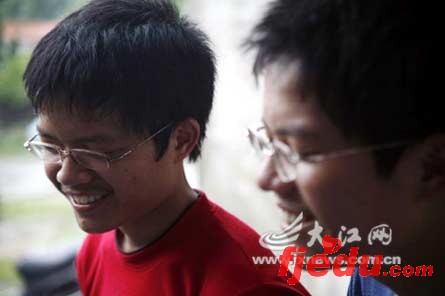 江西一对孪生兄弟07高考抓阄决定谁上大学(图)
