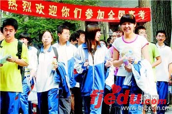 聚焦北京高考首日:考场内外情味儿浓(组图)