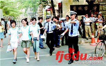 聚焦北京高考首日:考场内外情味儿浓(组图)