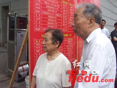湖南07高考花絮:考的不仅仅只是孩子(组图)