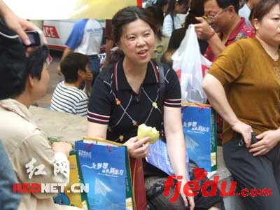湖南07高考花絮:考的不仅仅只是孩子(组图)