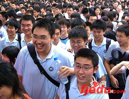 诗意地生活轻松地战斗湖南07高考首战顺利收官
