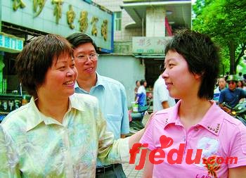 湖南07高考见闻:女导演镜头全程记录爱女赶考