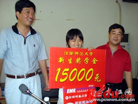 16岁女生7月9日领取江西07高考首份通知书(图)