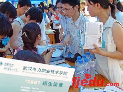 北京六万考生抢坐四万把三批和高职“椅子”