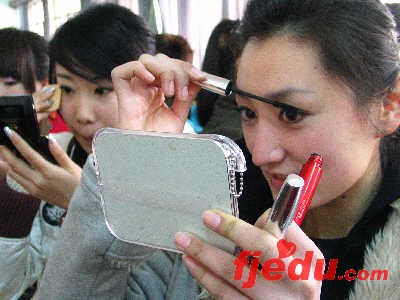 东华大学招模特用科研仪器量身材(图