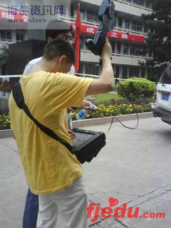 工作人员手上的那把“枪”,就是便携式无线电监测器