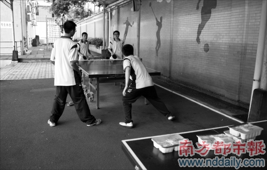 <p>    6月3日晚饭时间,广铁一中的操场旁4名高三男生买完盒饭后打起了乒乓球。高考临近,适当的运动是缓解压力的良方。</p><p>    本报记者 张骏 摄</p>