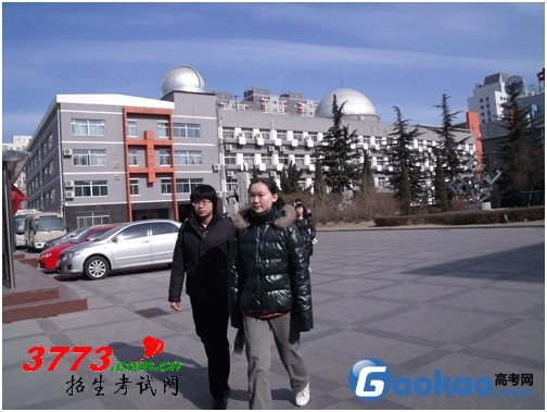 考试结束后,北约考生走出考场。 考试结束后,北约考生走出考场。