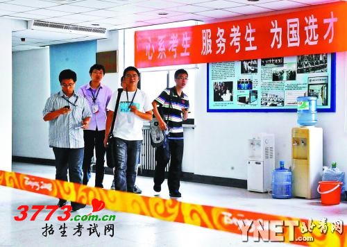 ■昨天中午,阅卷老师结束一上午的工作,陆续走出机房用餐    ■摄