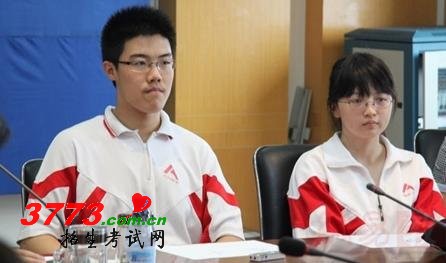 北京理科状元李泽(左) 文科状元韩牧岑(右)