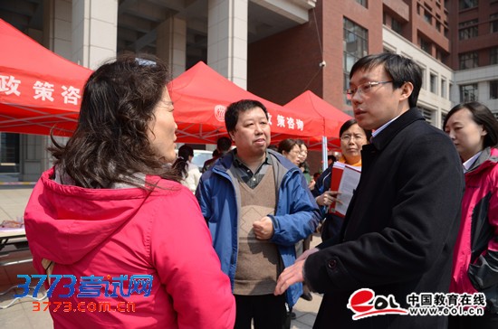 李向前主任在回答学生家长的提问