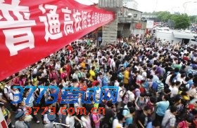 6月7日中午,湖南师大附中考点,参加高考的学生有序地走出考场。图/记者殷建军