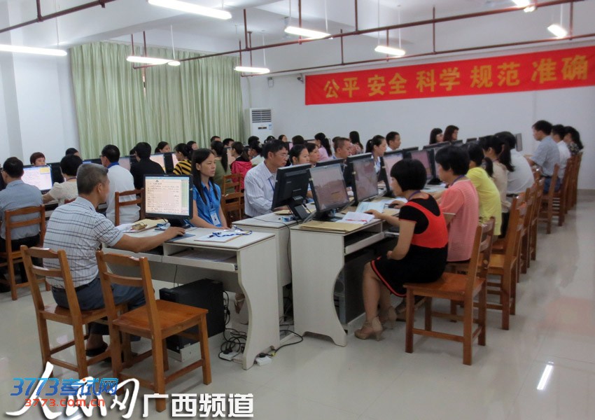 评卷老师正在进行作文评阅工作