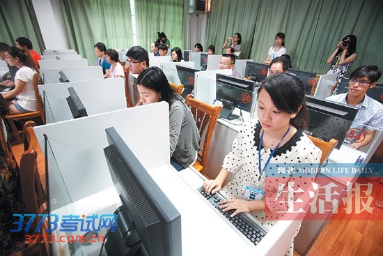 探访广西高考评卷现场:作文评卷不存在"秒杀"(图)