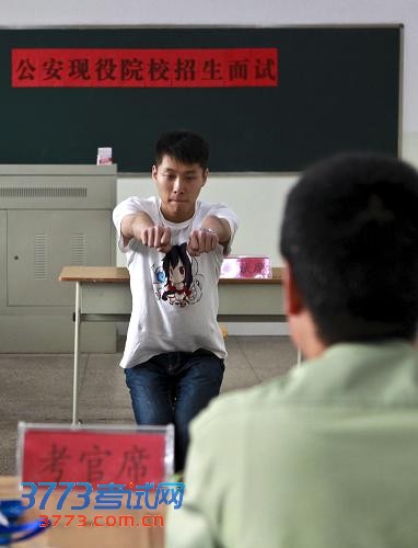 6月24日,考生李浩楠在公安边防部队乌鲁木齐指挥学校接受军事项目面试。新华社记者 赵戈 摄