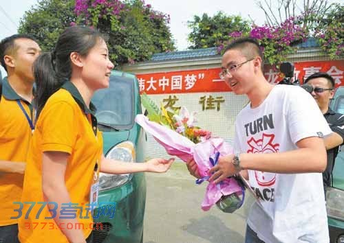 四川首封高考录取通知书发出 送达大邑考生(图)