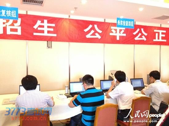 7月12日,北京市2013年高招录取现场,工作人员正在进行录取检查和体检复核等工作。(记者林露 摄)
