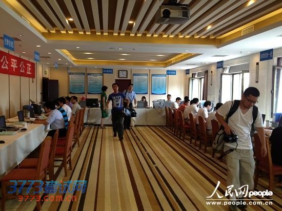 7月12日,北京市2013年高招录取现场,20多位工作人员正在进行录取检查和体检复核等工作。(记者林露 摄)