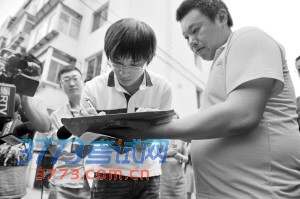 沈心晖签收复旦大学的录取通知书 ■华商晨报 华商响网记者 张诗尧 摄