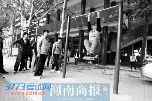 引体向上,难住不少同学 引体向上,难住不少同学