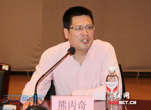 熊丙奇教授为近千名考生及家长传授高考填报志愿的经验。
