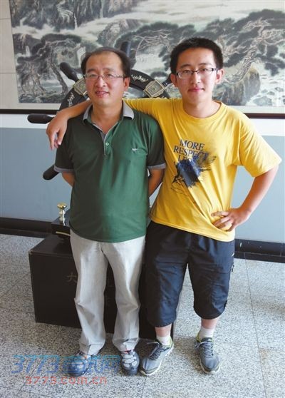 李昊宸和爸爸。记者 陈志强 摄