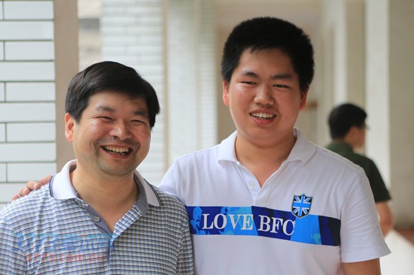 6月25日下午,在安乡县一中校园内,宋振宇和父亲宋忠义在一起。尚一网记者 潘敬林 摄