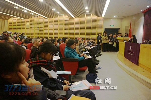 图片说明:香港中文大学2015年招生宣讲会现场座无虚席。