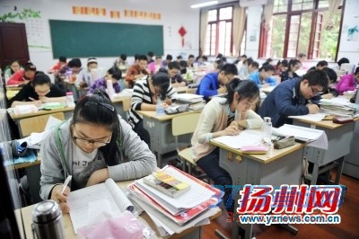 高三教室里,学生们复习备考。(资料图片)