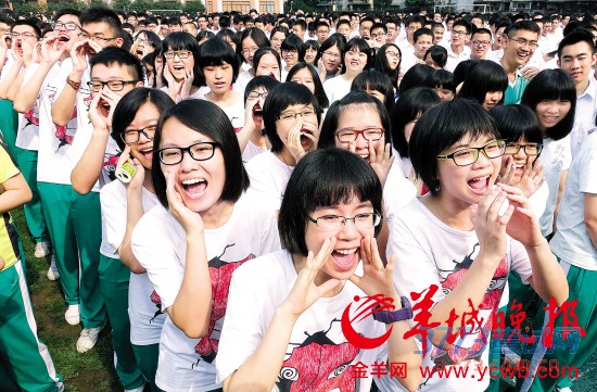 昨日,执信中学师生及家长代表为高三高考生、初三中考生壮行   昨日,执信中学师生及家长代表为高三高考生、初三中考生壮行