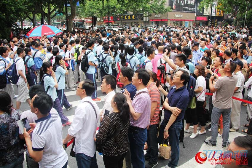 杭州第十四中学门口,语文考生结束后,学生们涌出校园。