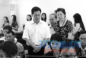 广东省副省长陈云贤昨日视察高考评卷现场并了解了评卷的相关工作。