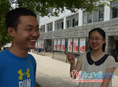 两人谈笑风生,更像是熟识的好友。