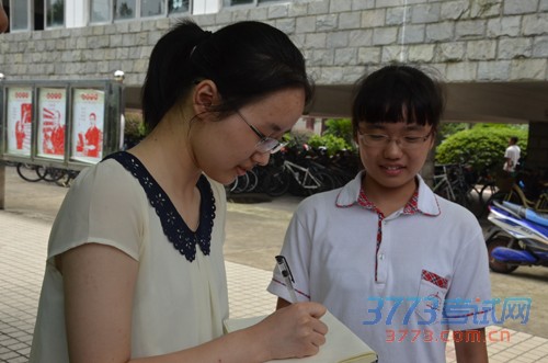 高一学妹让状元学姐签名,计划高二学文科。