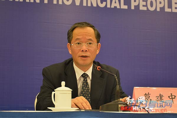 省教育厅党组成员、副厅长,省委教育工委委员葛建中发布新闻。