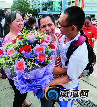 9日下午,海口一中高中部考点,考生家长庆贺高考顺利结束。本报记者袁琛摄