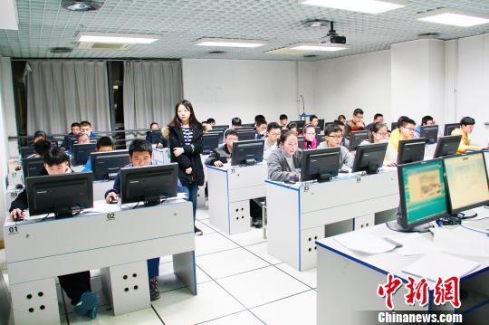 图为考生测试综合素质。 西安交大 供图  图为考生测试综合素质。 西安交大 供图 摄