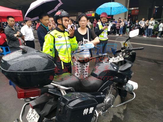 图三:公安干警为考生提供应急服务.jpg 图三:公安干警为考生提供应急服务.jpg
