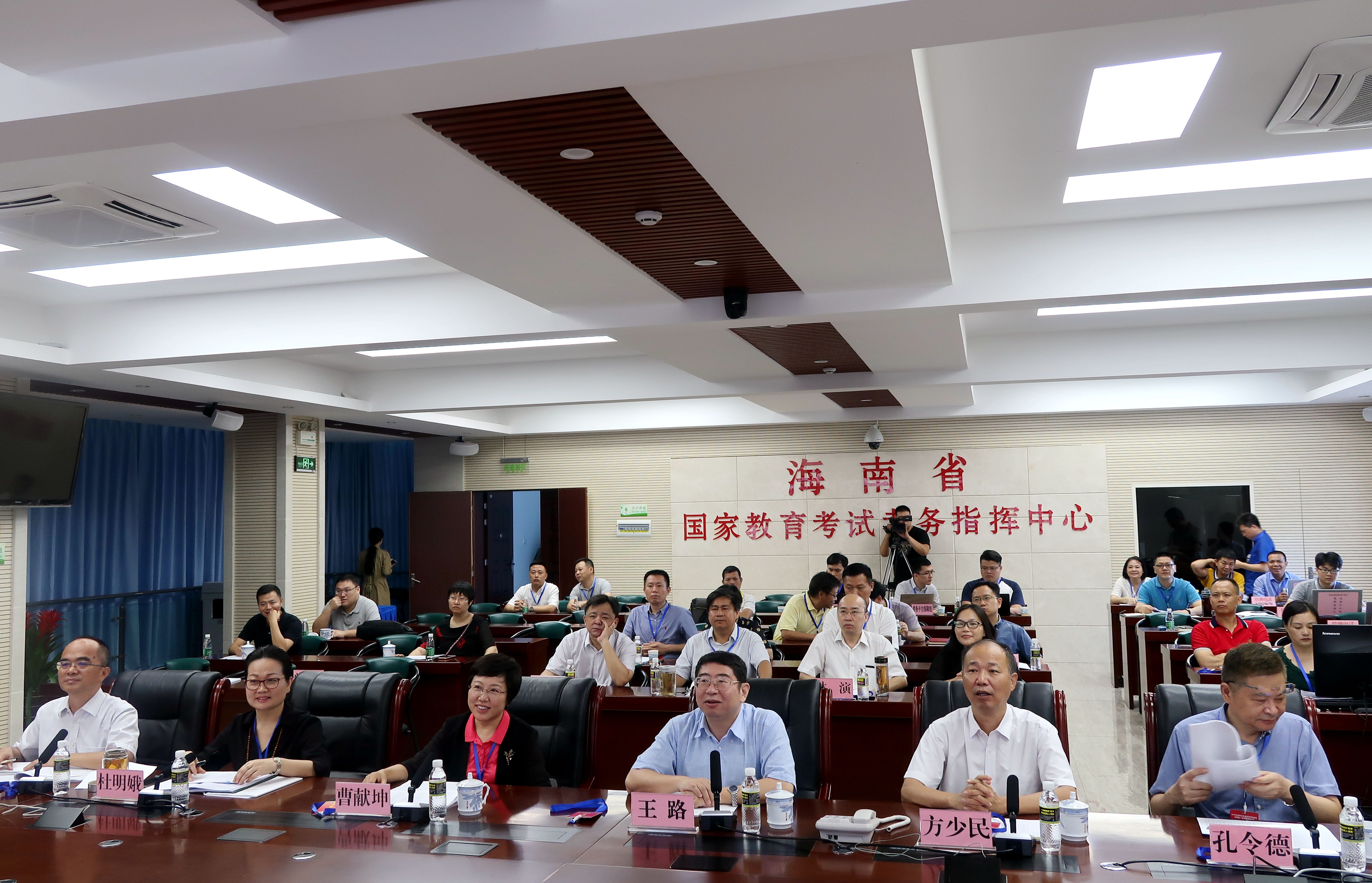 王路副省长(中)一行与各市县指挥中心连线.jpg 王路副省长(中)一行与各市县指挥中心连线.jpg